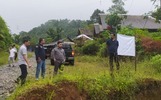 Foto: Arlan Marzan Kadis PUPR Prov Banten & Agus Mufarik Kepala UPTD PJJ Wilayah Lebak Saat Meninjau Jalan Longsor pada Ruas Jalan Ciparay-Cikumpay Kabupaten Lebak