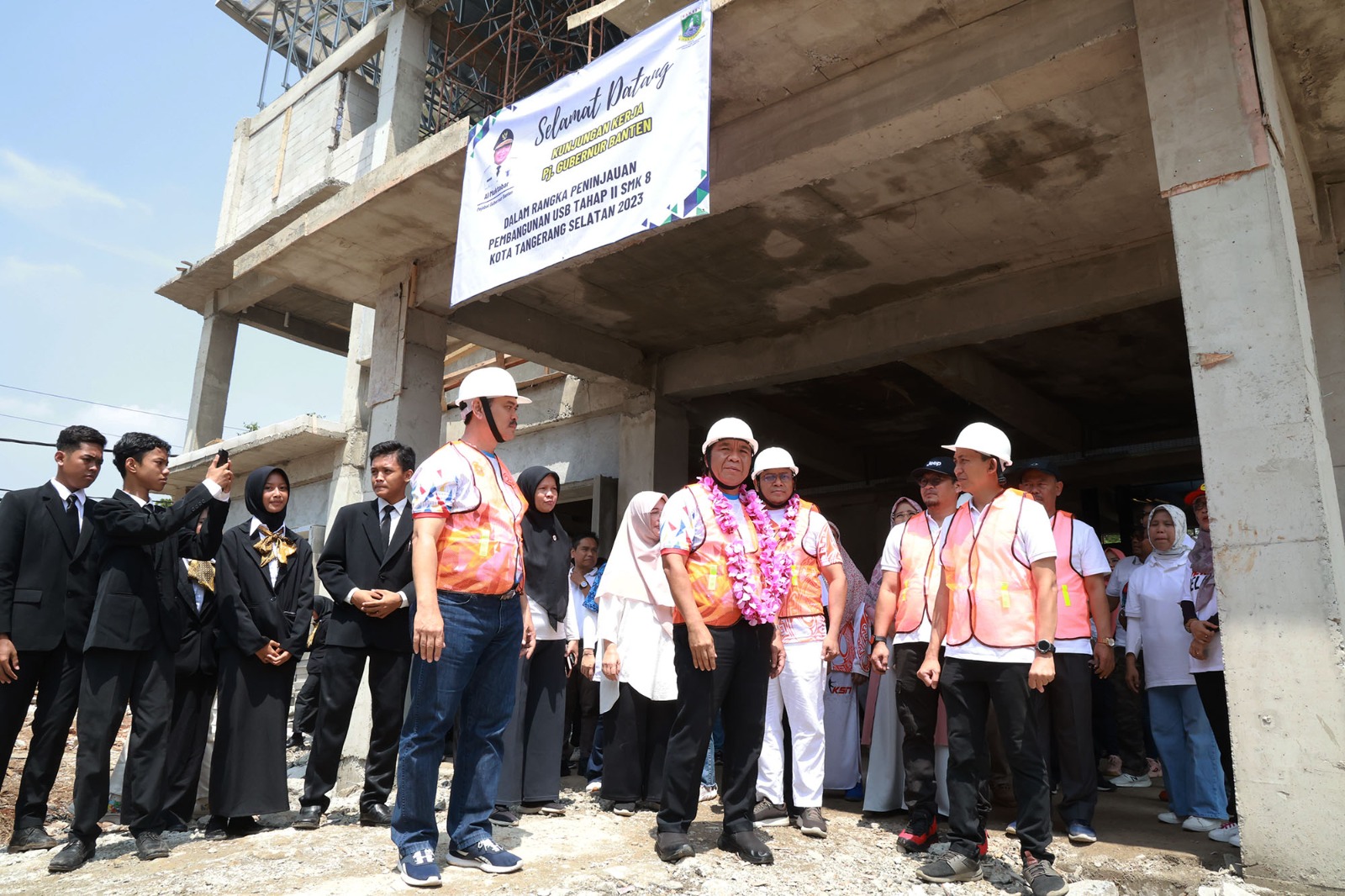 Pj Gubernur Banten Al Muktabar, di dampingi Kadis Pendidikan dan Kebudayaan Tabrani, M.Pd dan Asep Muzakir Kasi Sapras Bidang SMK Saat Tinjau Pembangunan 2 SMK di Kota Tangsel.