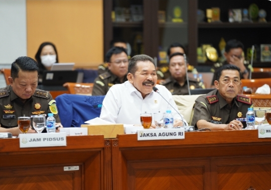 Jaksa Agung ST Burhanuddin bersama jajaran Kejaksaan Republik Indonesia, menghadiri Rapat Kerja dengan Komisi III Dewan Perwakilan Rakyat Republik Indonesia.