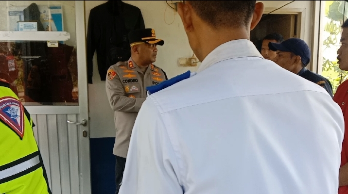 foto : Kapolres Serang AKBP Condro Sasongko saat mengecek alat pengatur palang lintasan.