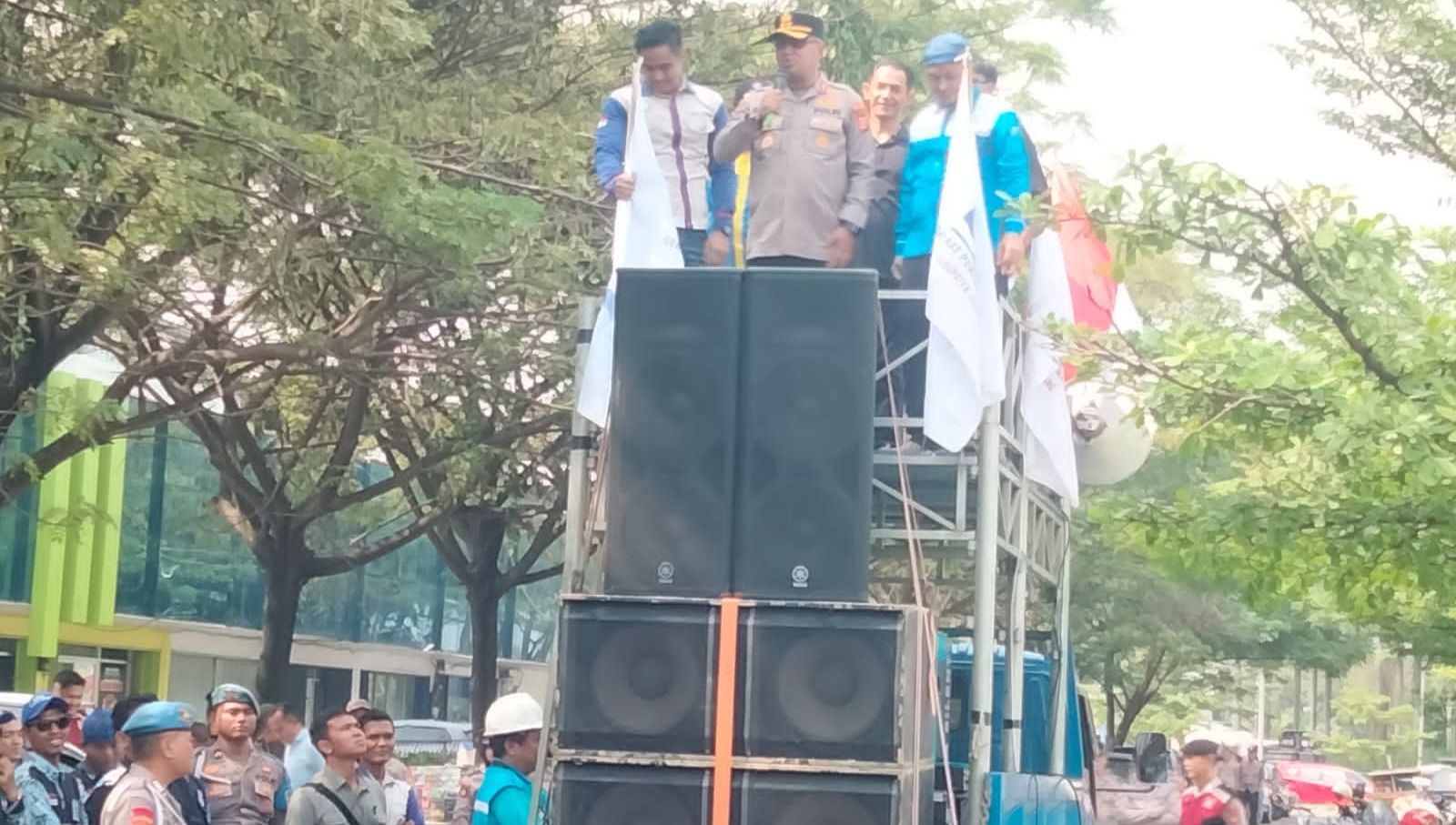 foto : Kapolres Serang AKBP Condro Sasongko saat tampil di mobil komando.