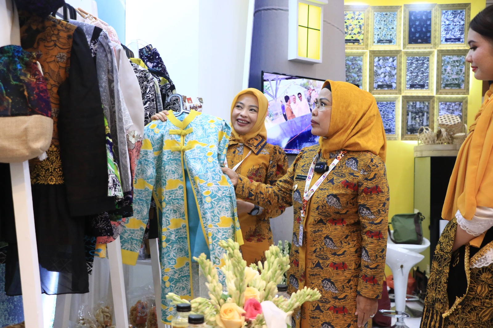 Bupati Serang Ratu Tatu Chasanah saat meninjau 12 Motif Batik Kabupaten Serang saat di pamerkan di Apkasi Otonomi Expo 2024 di Jakarta Convention Center (JCC) beberapa waktu lalu.