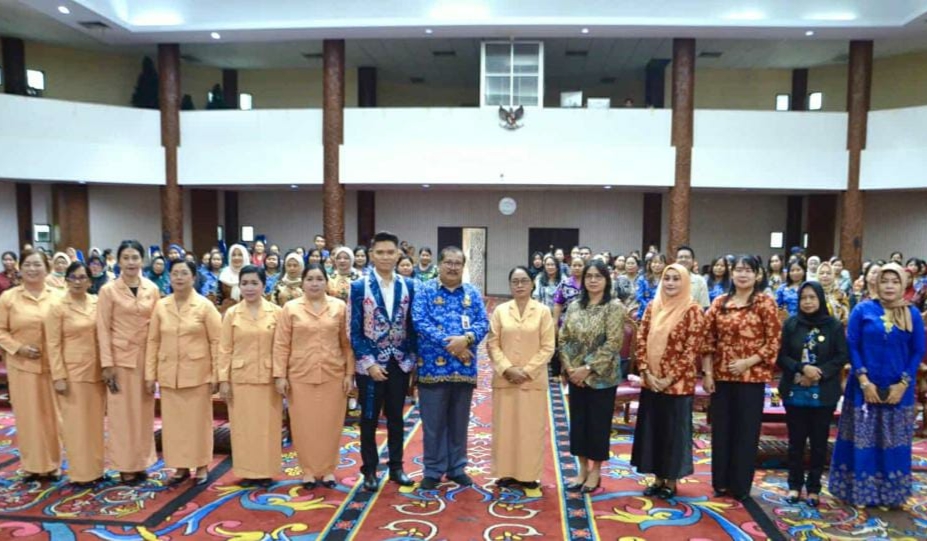 DWP Kutai Barat Gelar Pelatihan Public Speaking bersama News Presenter TVRI Nasional “Fedri Ramadhan" Persatuan Kabupaten Kutai Barat Kalimantan Timur saat menyelenggarakan pelatihan Pengembangan Kepribadian Public Speaking dan Grooming. (Dok. Istimewa)